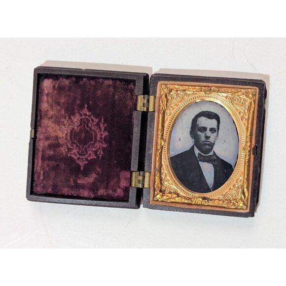 Antique 19th Century Daguerreotype Portrait Case With Velvet Lining & Gold-Tone - Picture 1 of 7